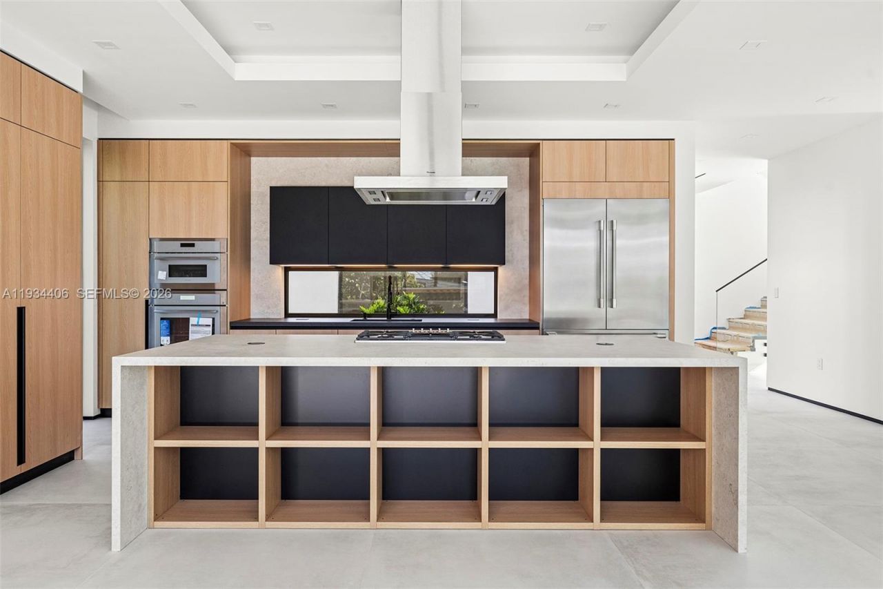 2096 Alamanda Dr, North Miami, FL 33181 Photo