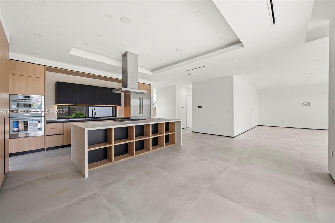 2096 Alamanda Dr, North Miami, FL 33181 Photo