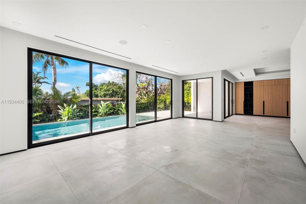 2096 Alamanda Dr, North Miami, FL 33181 Photo