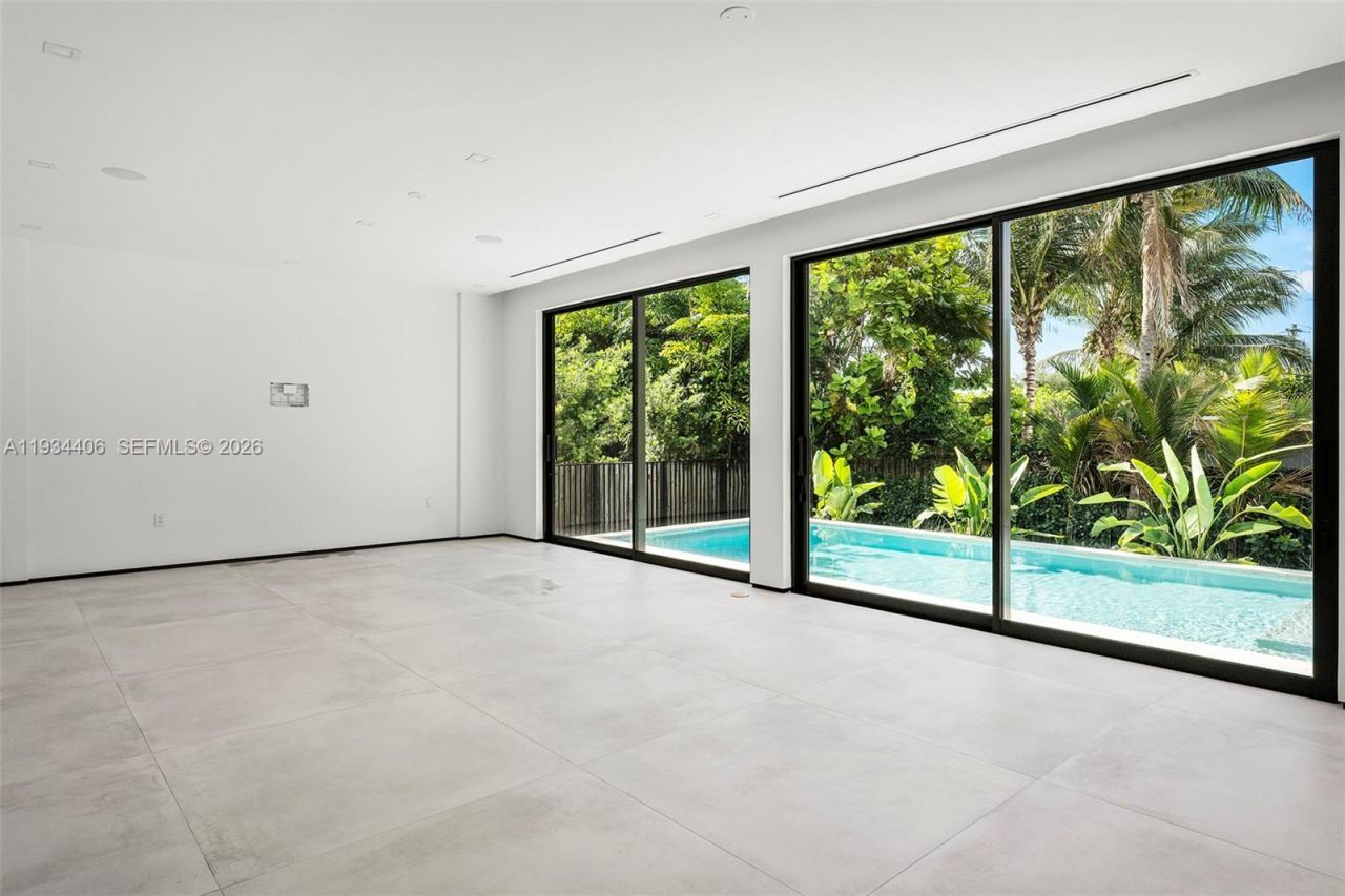 2096 Alamanda Dr, North Miami, FL 33181 Photo