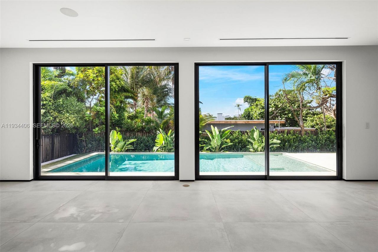 2096 Alamanda Dr, North Miami, FL 33181 Photo