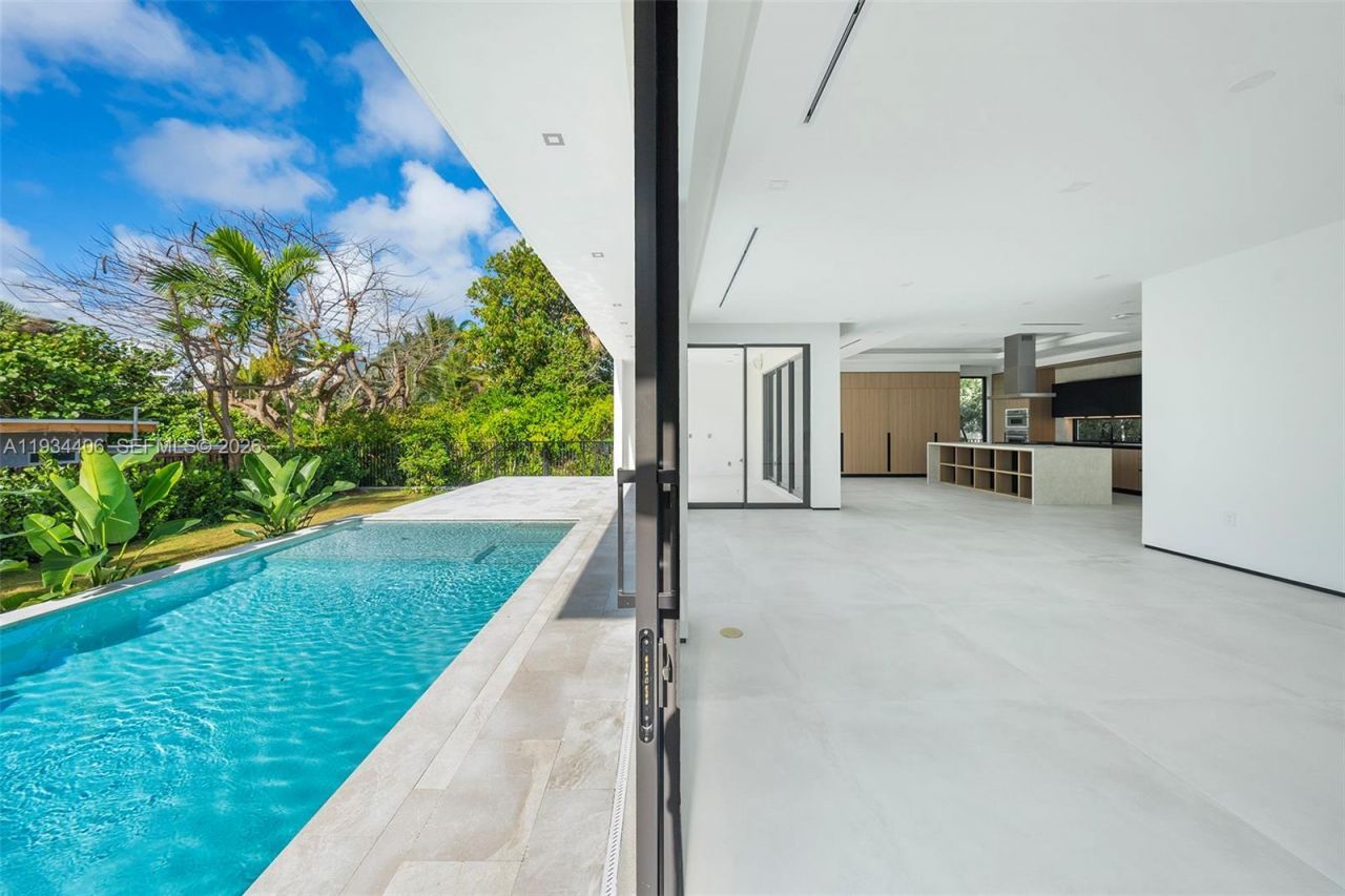 2096 Alamanda Dr, North Miami, FL 33181 Photo