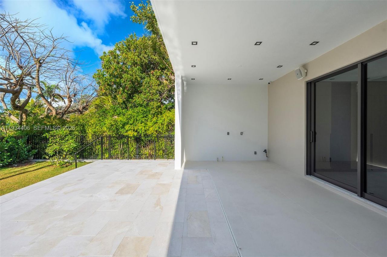 2096 Alamanda Dr, North Miami, FL 33181 Photo