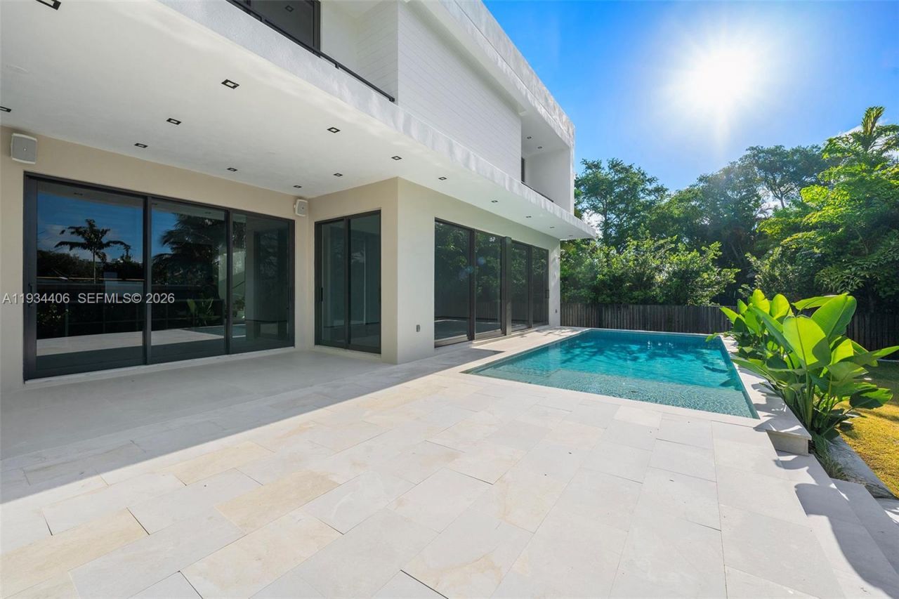 2096 Alamanda Dr, North Miami, FL 33181 Photo