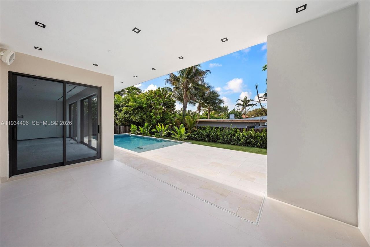 2096 Alamanda Dr, North Miami, FL 33181 Photo