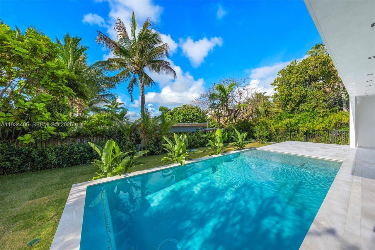 2096 Alamanda Dr, North Miami, FL 33181 Photo