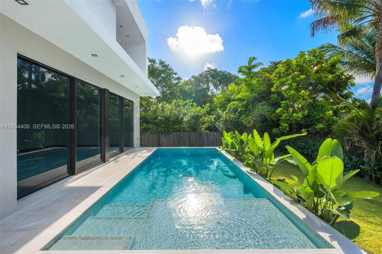 2096 Alamanda Dr, North Miami, FL 33181 Photo