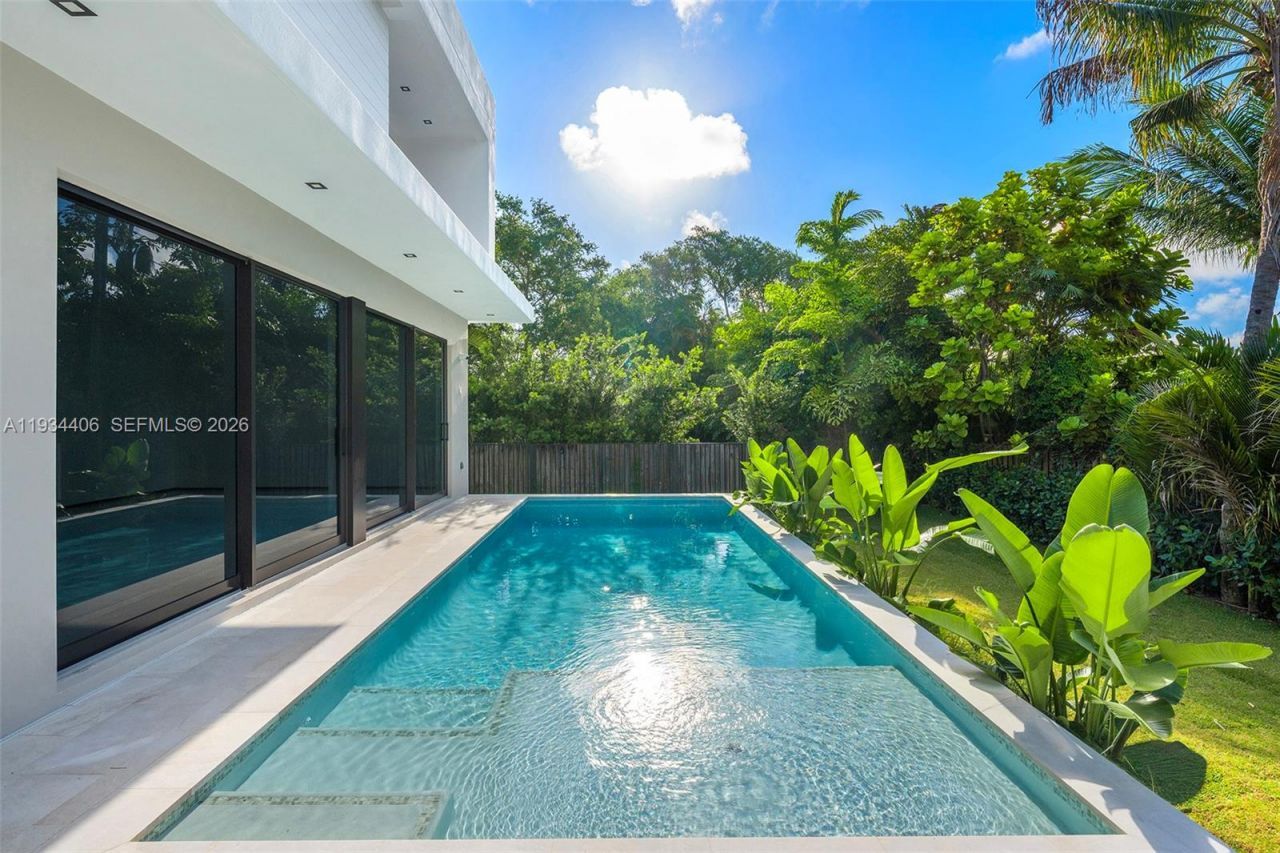 2096 Alamanda Dr, North Miami, FL 33181 Photo