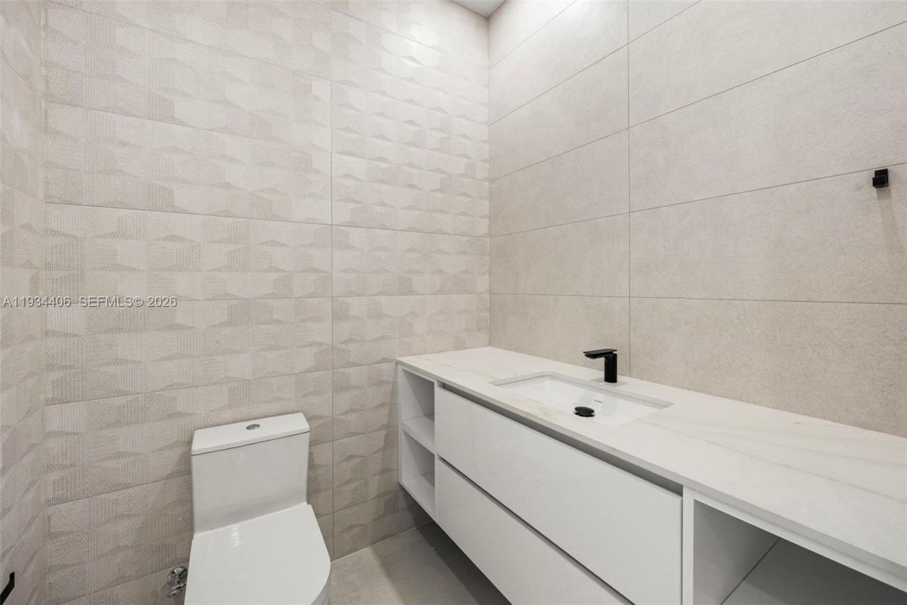 2096 Alamanda Dr, North Miami, FL 33181 Photo