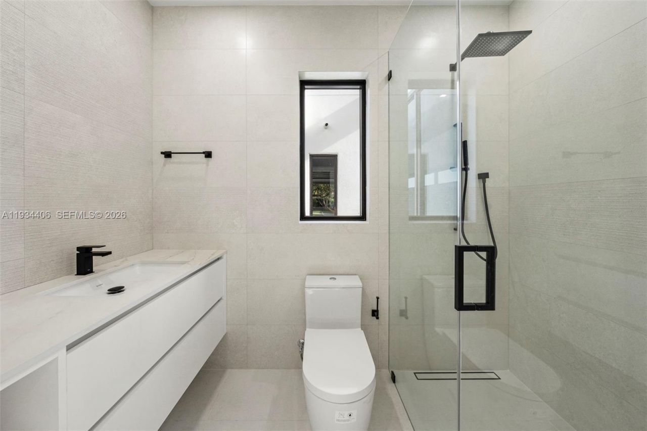 2096 Alamanda Dr, North Miami, FL 33181 Photo