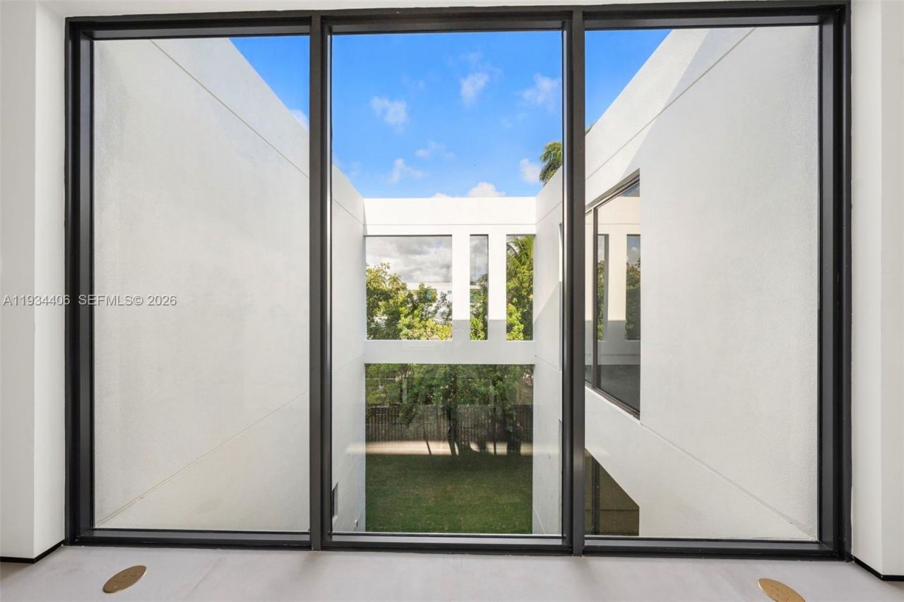 2096 Alamanda Dr, North Miami, FL 33181 Photo