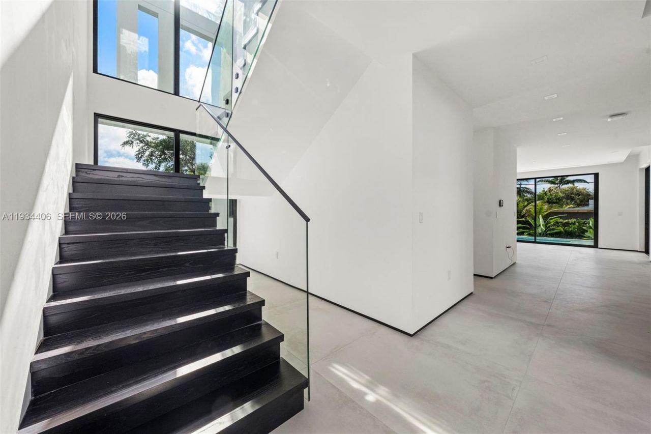 2096 Alamanda Dr, North Miami, FL 33181 Photo