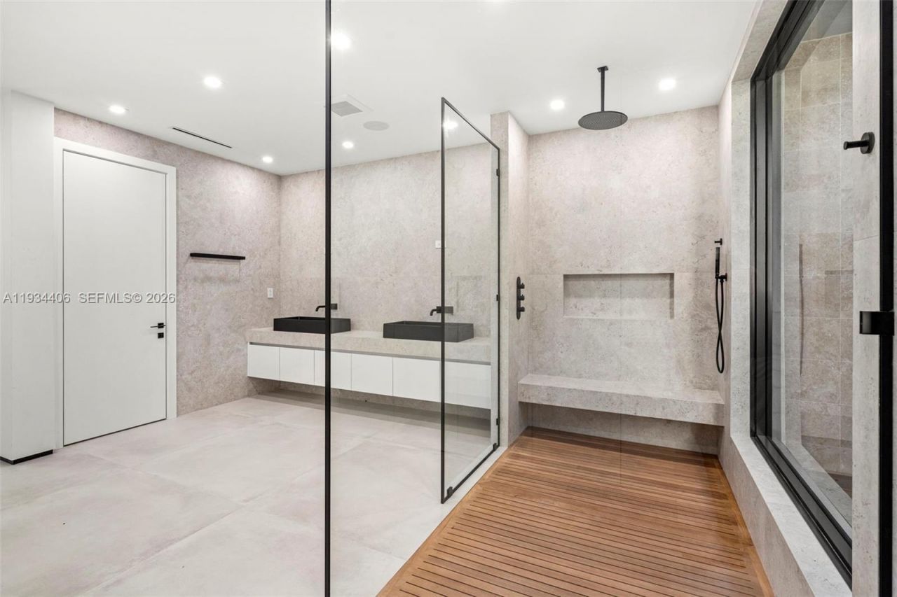 2096 Alamanda Dr, North Miami, FL 33181 Photo