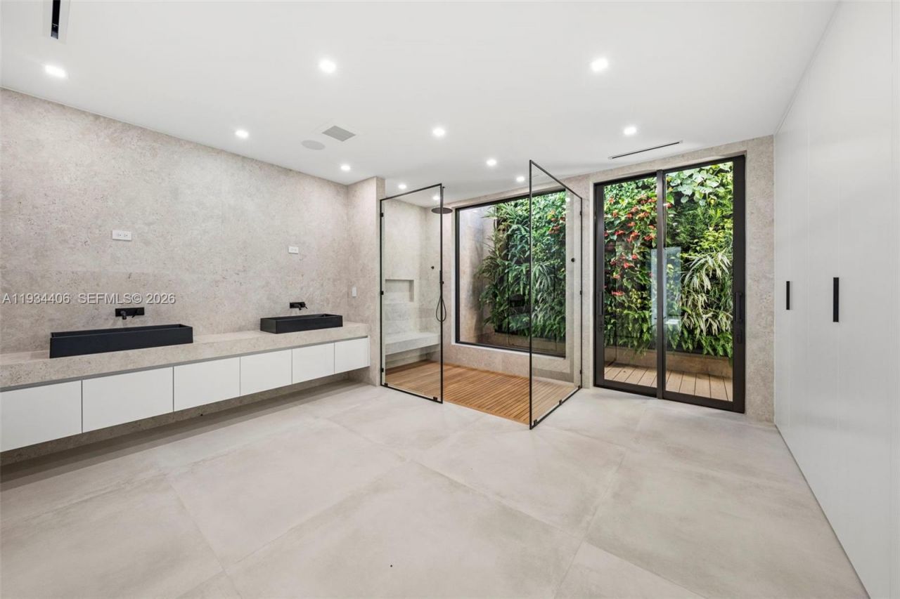 2096 Alamanda Dr, North Miami, FL 33181 Photo