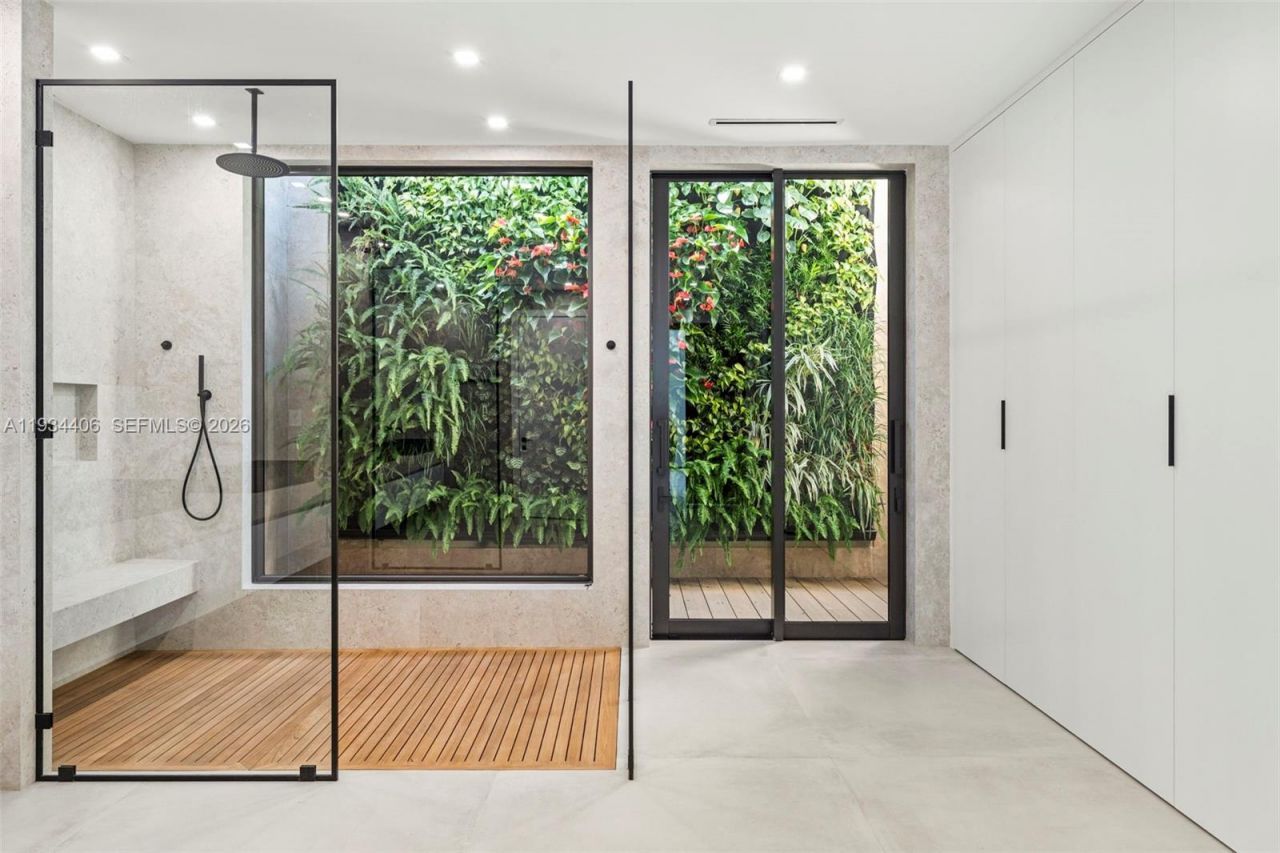 2096 Alamanda Dr, North Miami, FL 33181 Photo