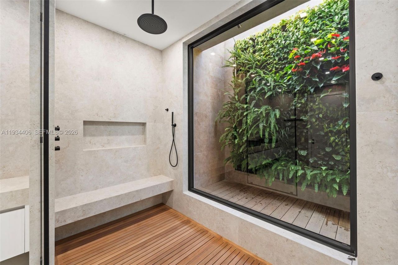 2096 Alamanda Dr, North Miami, FL 33181 Photo