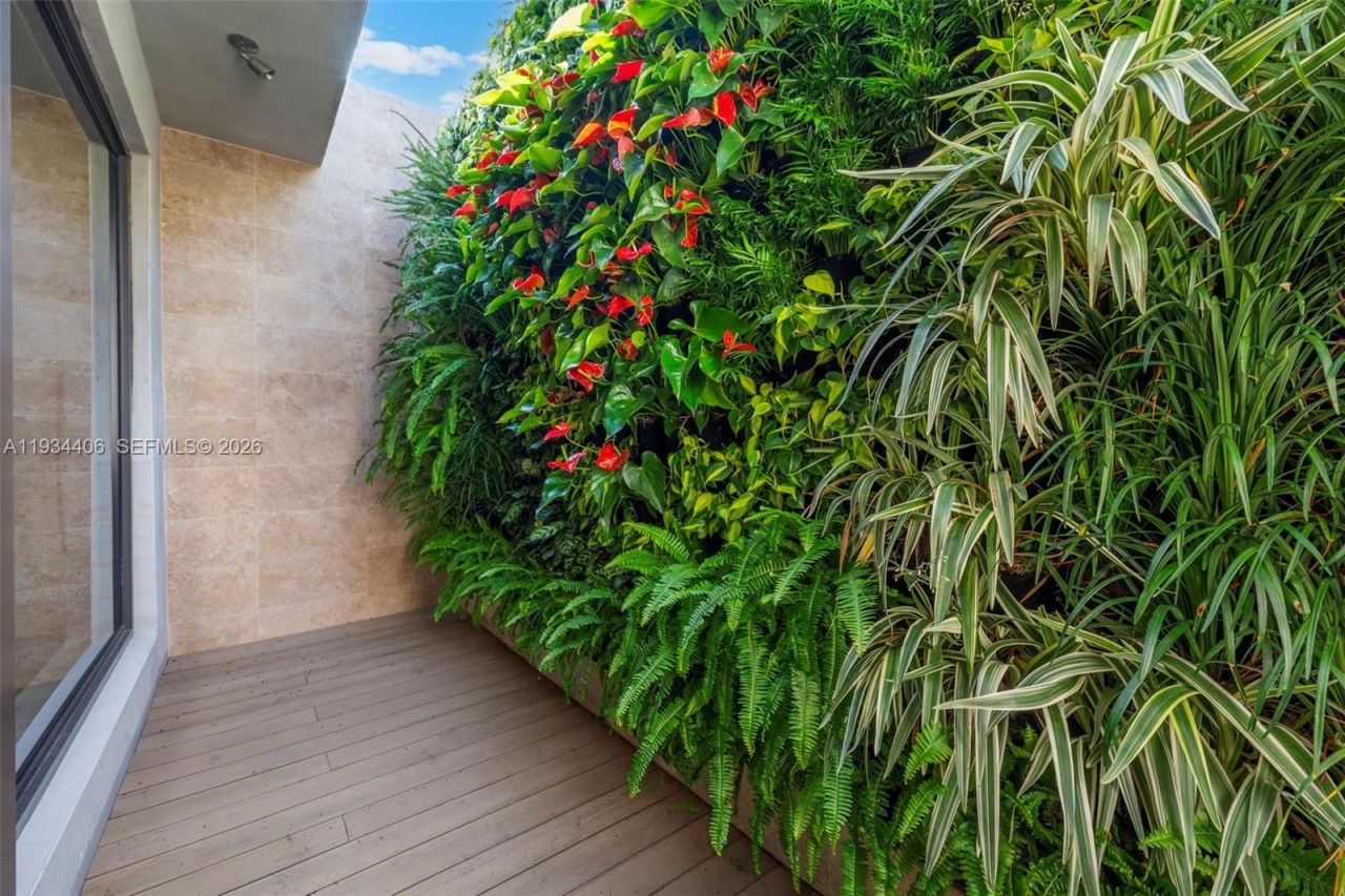 2096 Alamanda Dr, North Miami, FL 33181 Photo