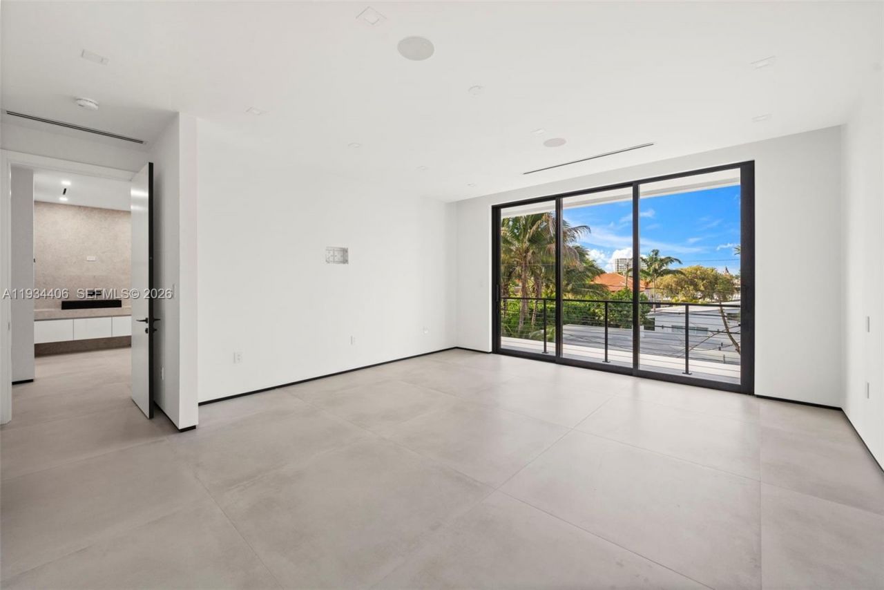 2096 Alamanda Dr, North Miami, FL 33181 Photo