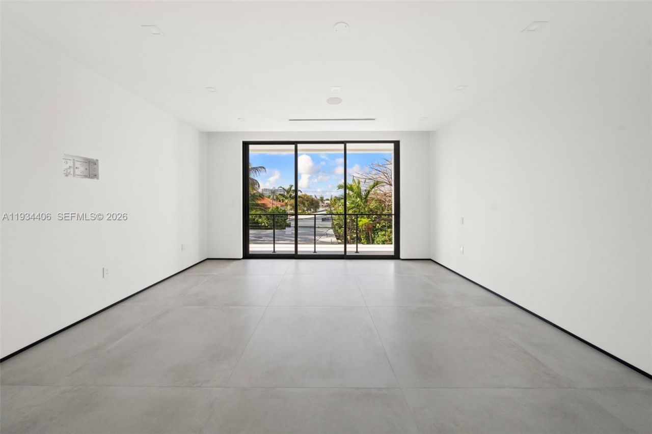 2096 Alamanda Dr, North Miami, FL 33181 Photo