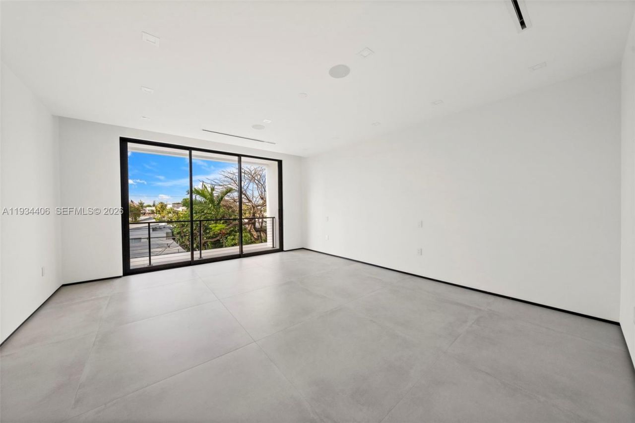 2096 Alamanda Dr, North Miami, FL 33181 Photo