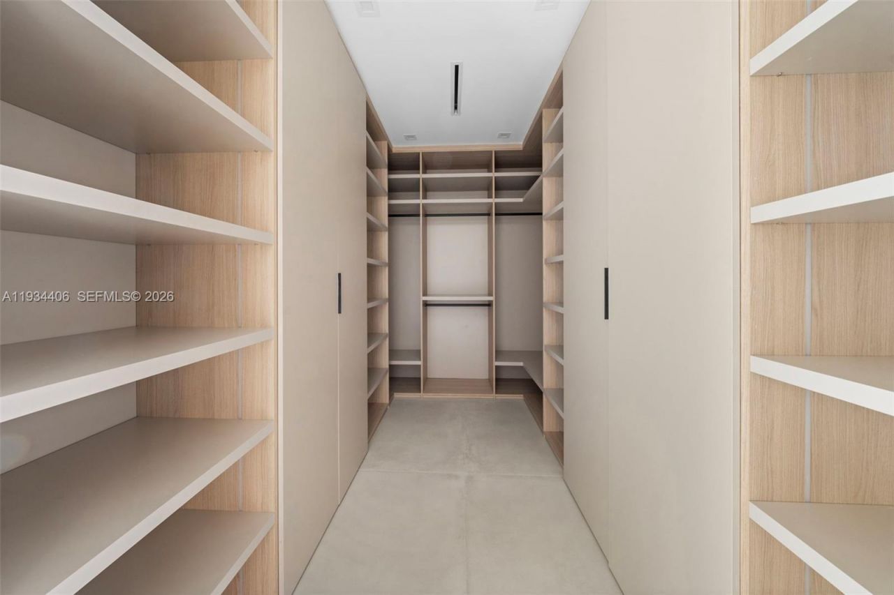 2096 Alamanda Dr, North Miami, FL 33181 Photo