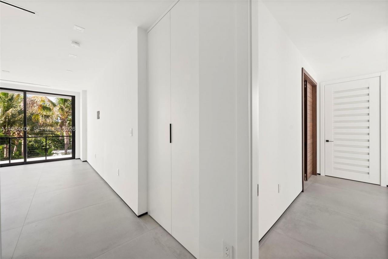 2096 Alamanda Dr, North Miami, FL 33181 Photo