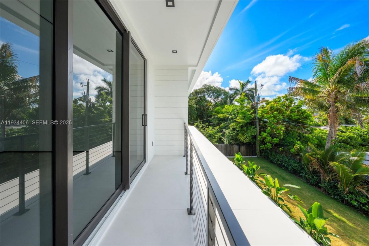 2096 Alamanda Dr, North Miami, FL 33181 Photo