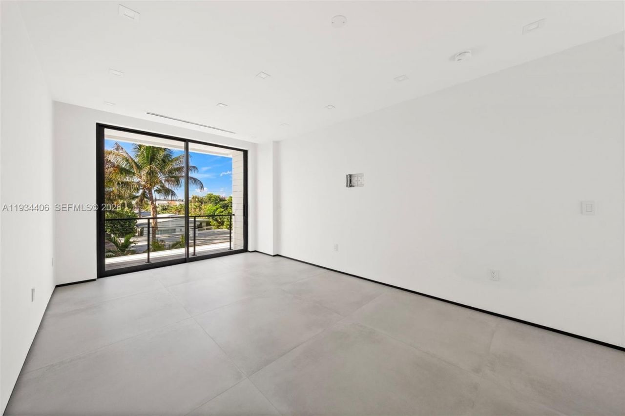 2096 Alamanda Dr, North Miami, FL 33181 Photo