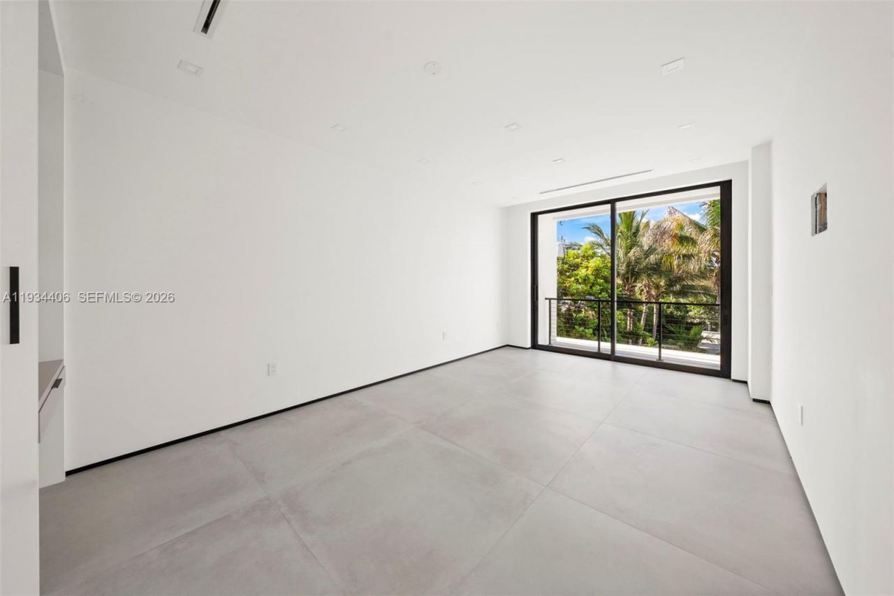 2096 Alamanda Dr, North Miami, FL 33181 Photo