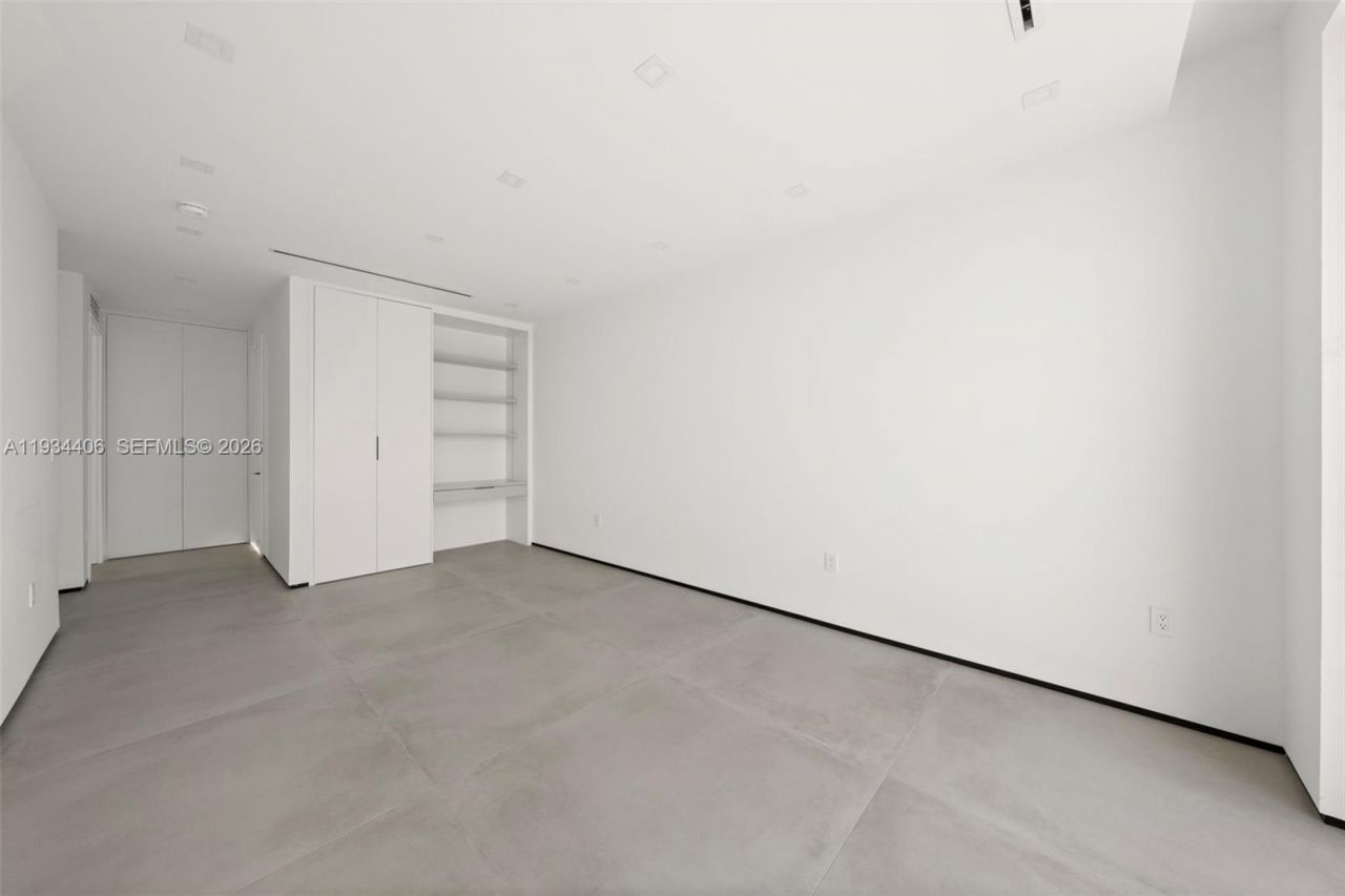 2096 Alamanda Dr, North Miami, FL 33181 Photo