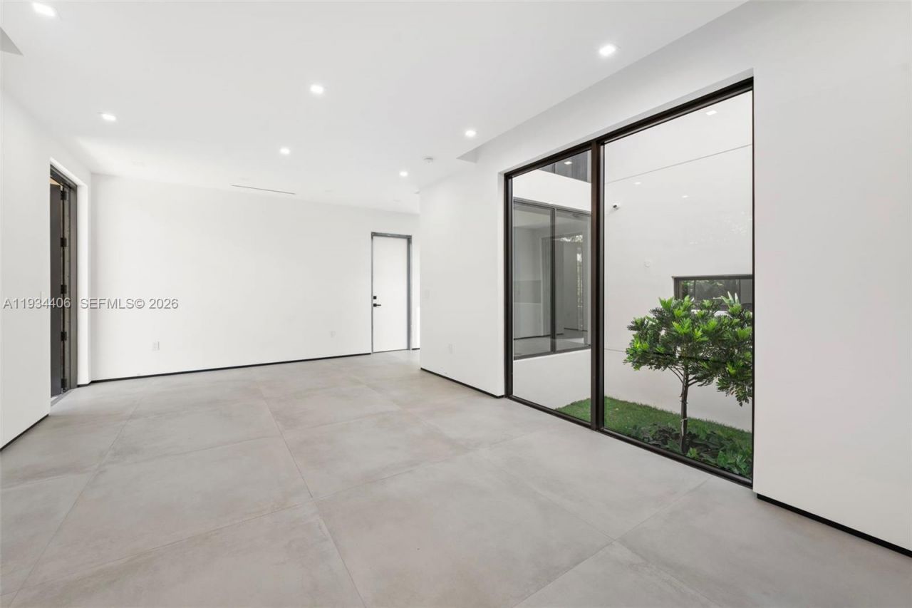 2096 Alamanda Dr, North Miami, FL 33181 Photo