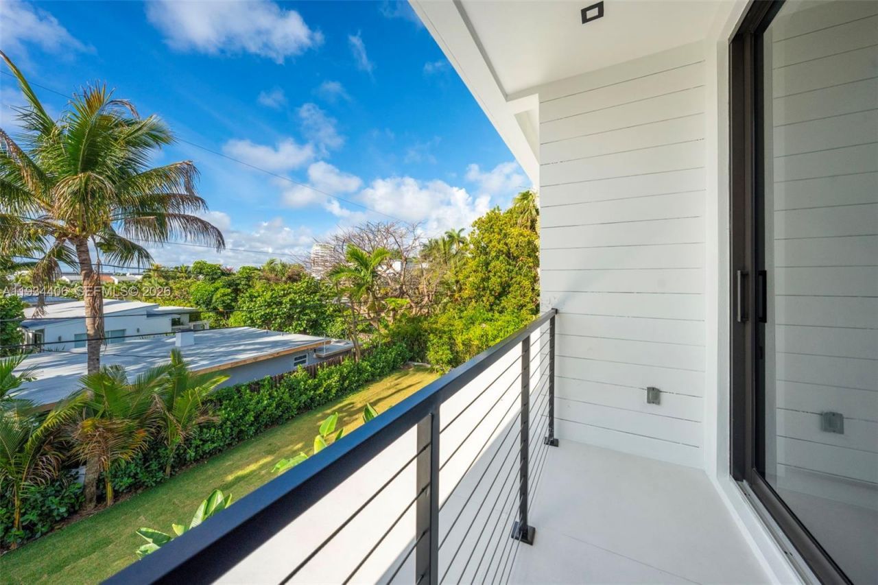 2096 Alamanda Dr, North Miami, FL 33181 Photo