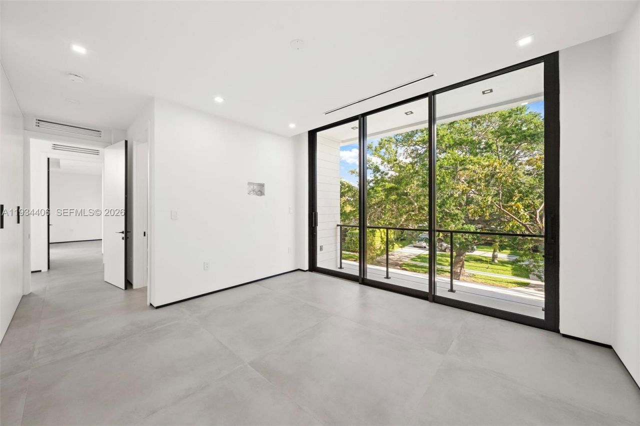 2096 Alamanda Dr, North Miami, FL 33181 Photo