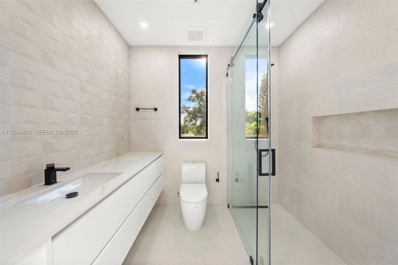 2096 Alamanda Dr, North Miami, FL 33181 Photo