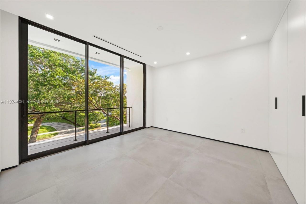 2096 Alamanda Dr, North Miami, FL 33181 Photo