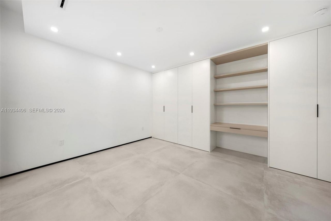 2096 Alamanda Dr, North Miami, FL 33181 Photo