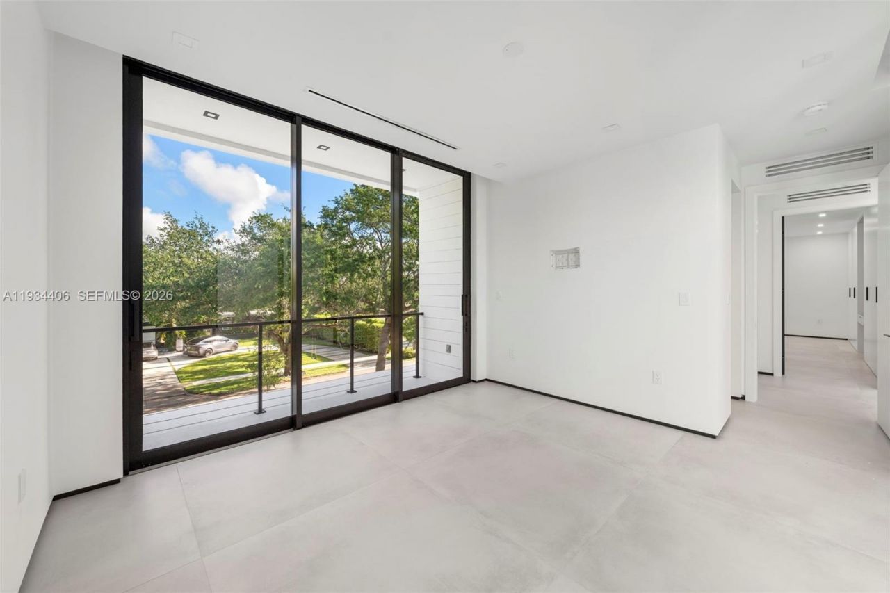 2096 Alamanda Dr, North Miami, FL 33181 Photo