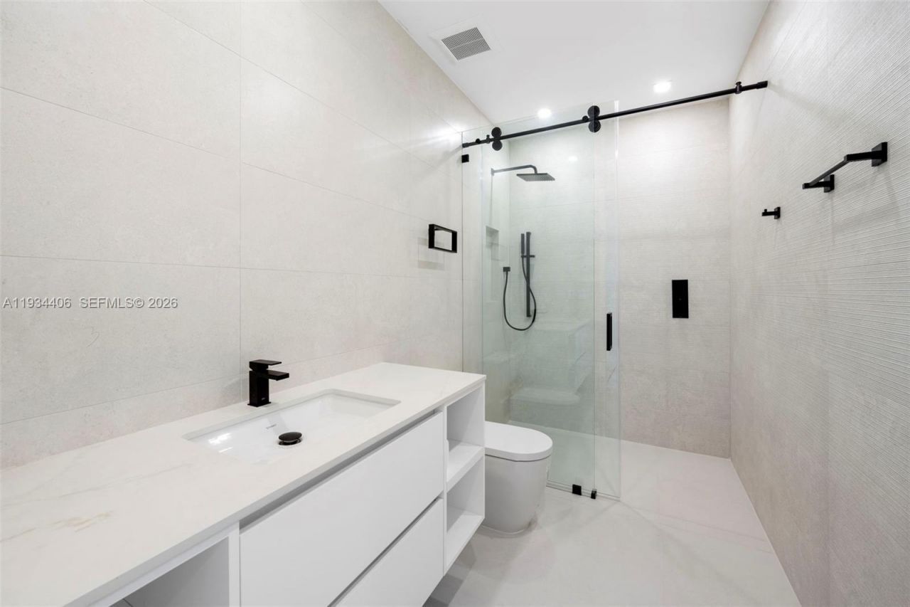 2096 Alamanda Dr, North Miami, FL 33181 Photo