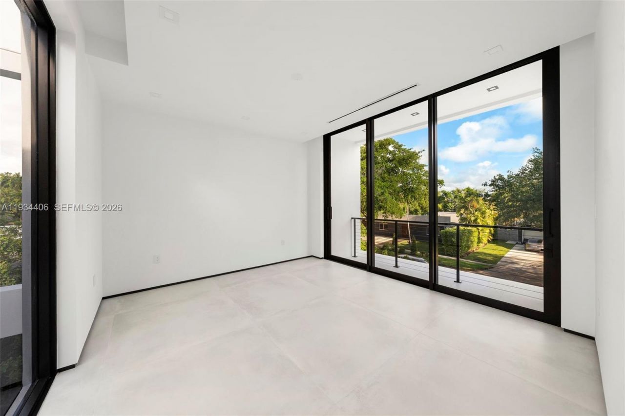 2096 Alamanda Dr, North Miami, FL 33181 Photo