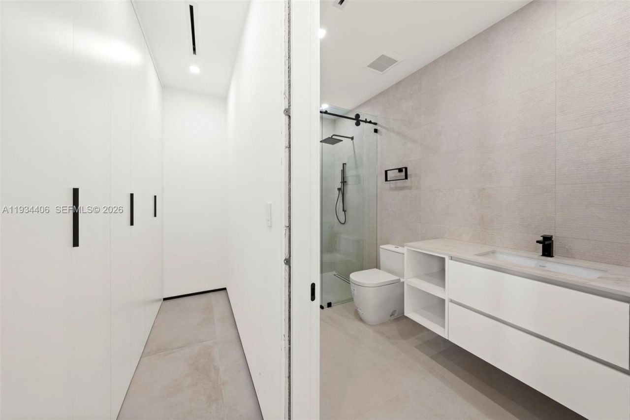 2096 Alamanda Dr, North Miami, FL 33181 Photo