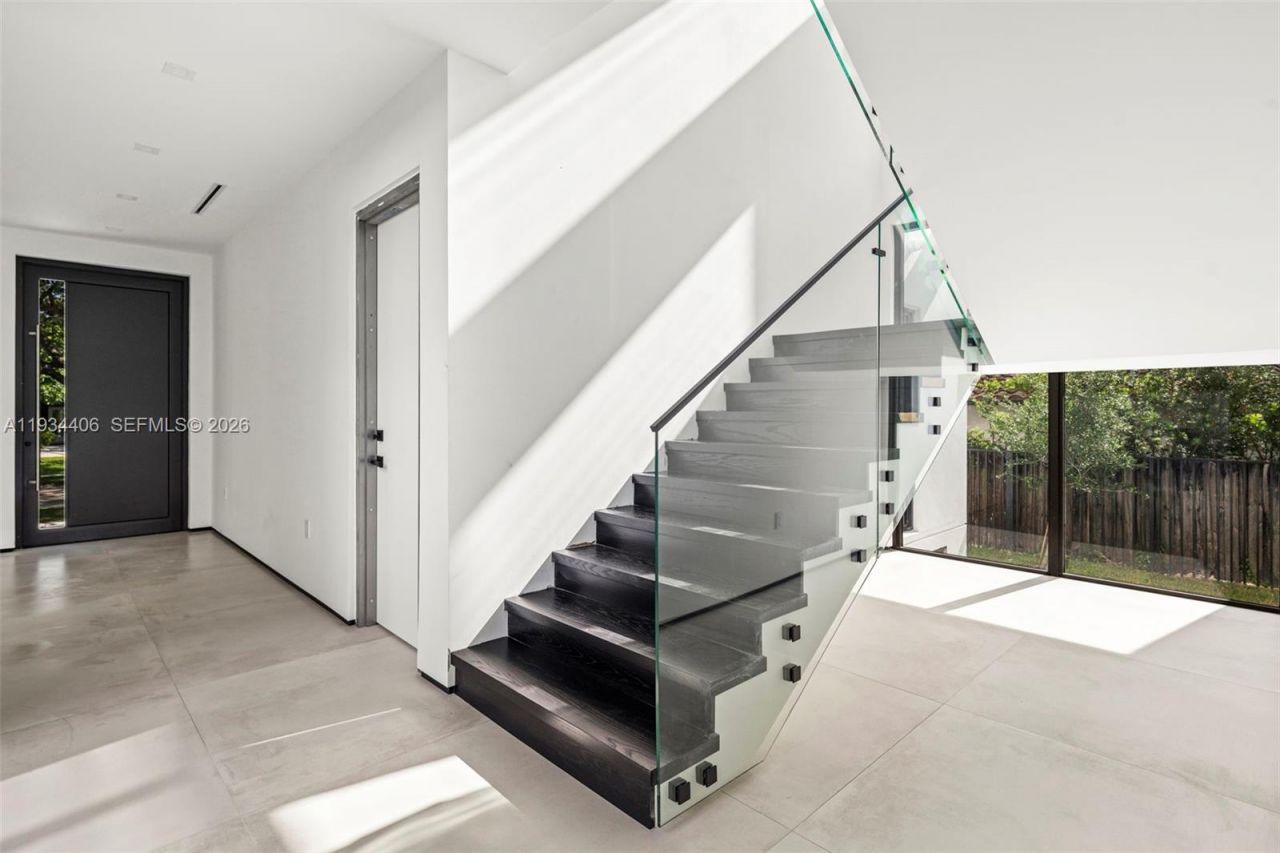 2096 Alamanda Dr, North Miami, FL 33181 Photo