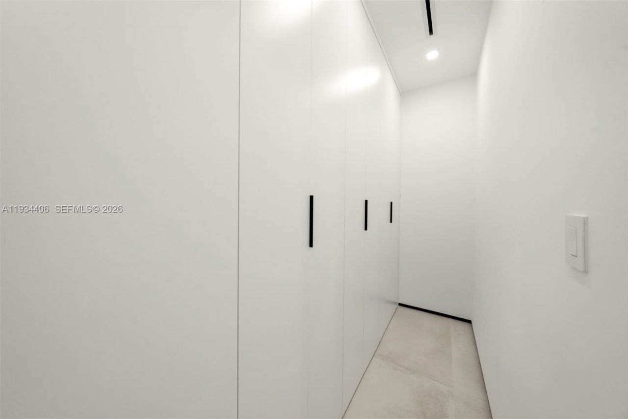 2096 Alamanda Dr, North Miami, FL 33181 Photo