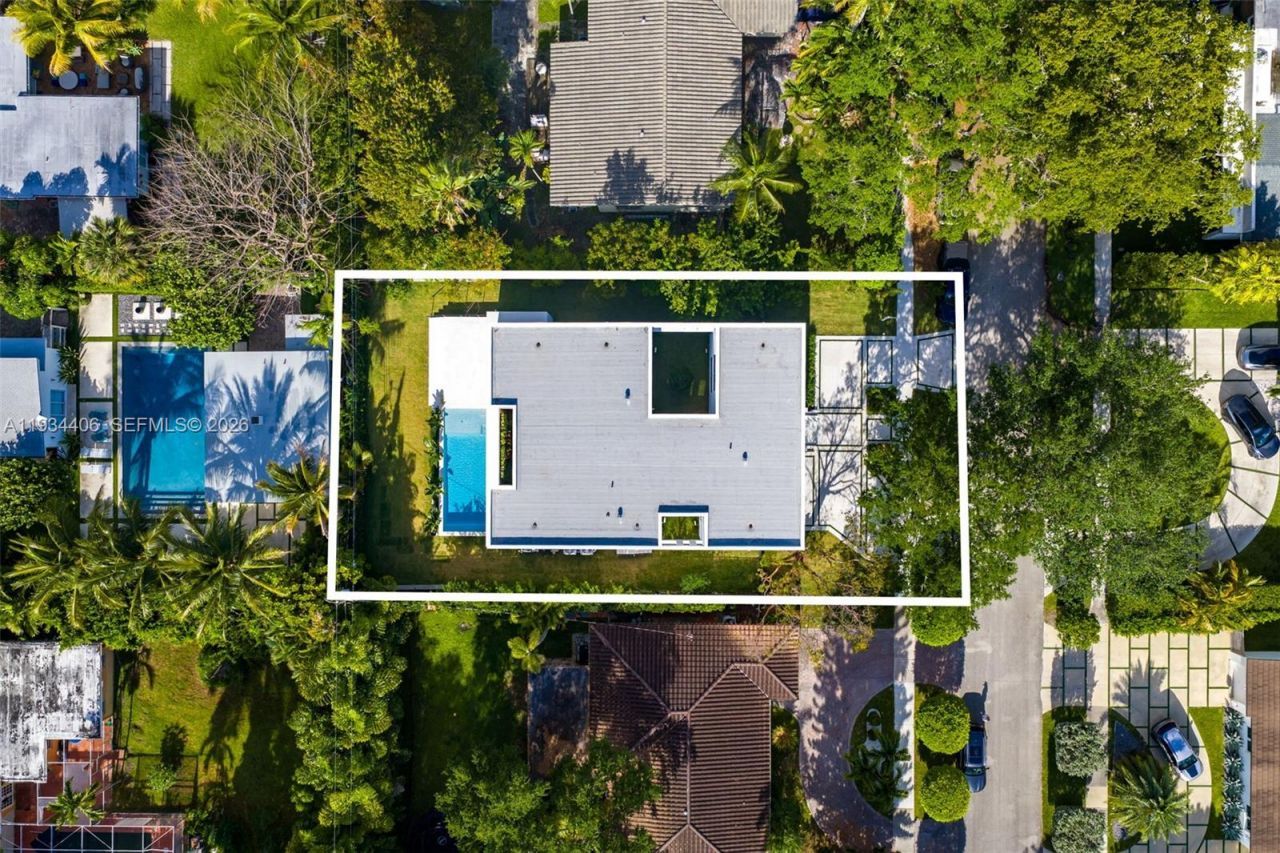 2096 Alamanda Dr, North Miami, FL 33181 Photo