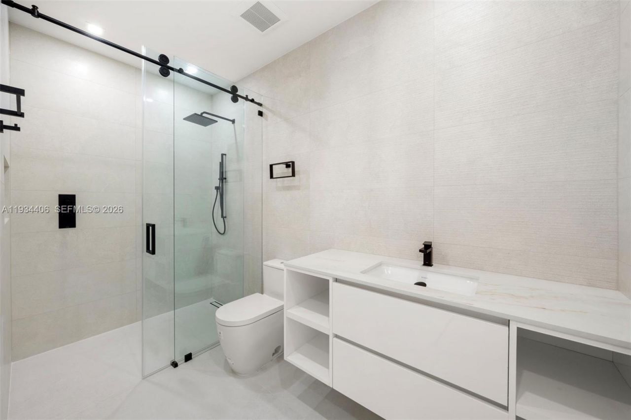 2096 Alamanda Dr, North Miami, FL 33181 Photo