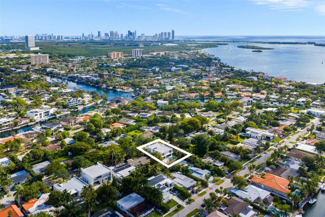 2096 Alamanda Dr, North Miami, FL 33181 Photo