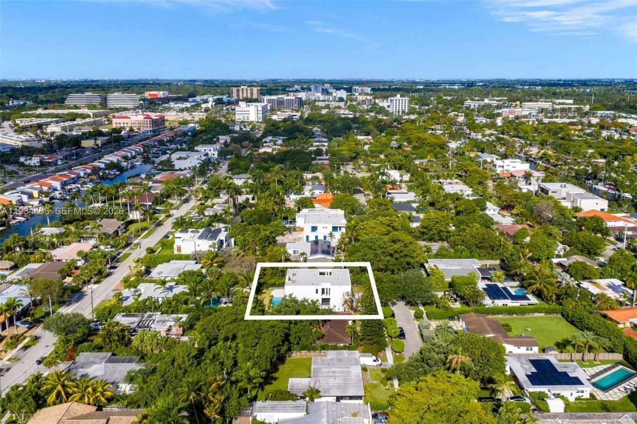 2096 Alamanda Dr, North Miami, FL 33181 Photo