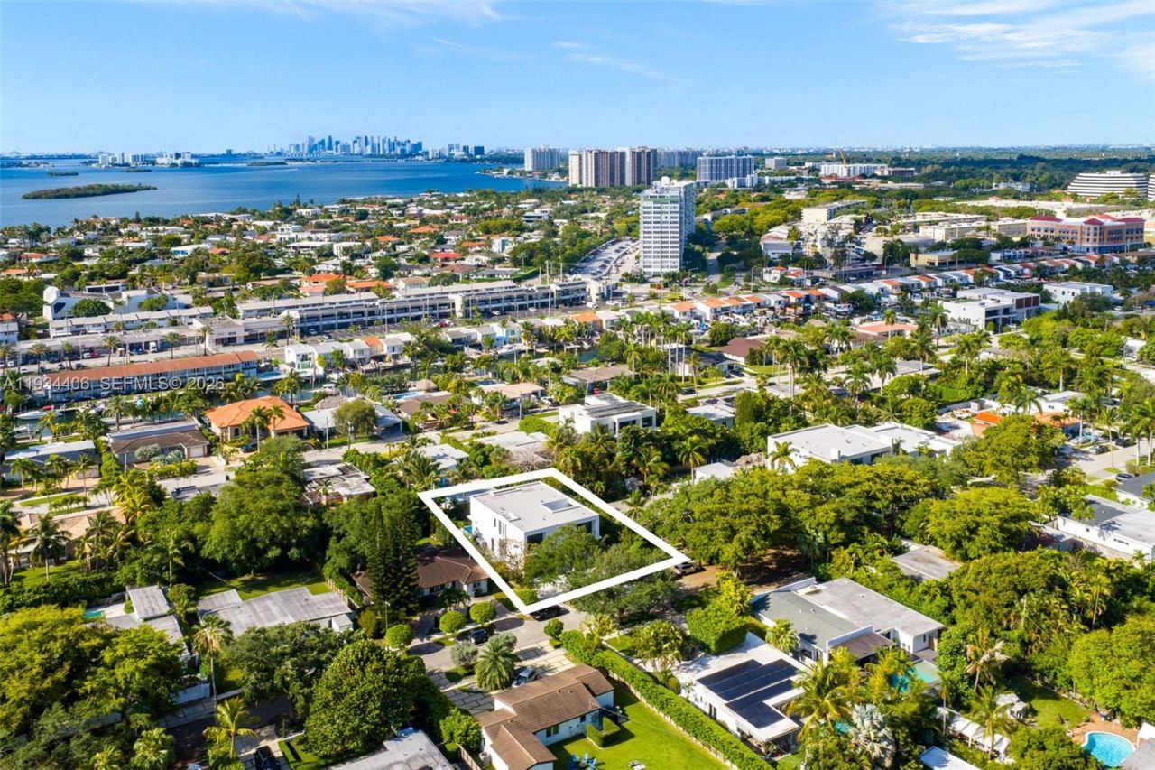 2096 Alamanda Dr, North Miami, FL 33181 Photo