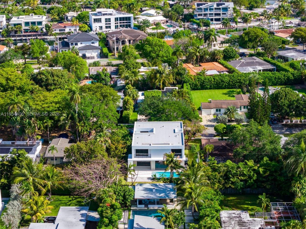 2096 Alamanda Dr, North Miami, FL 33181 Photo