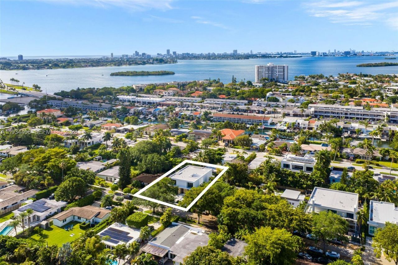 2096 Alamanda Dr, North Miami, FL 33181 Photo