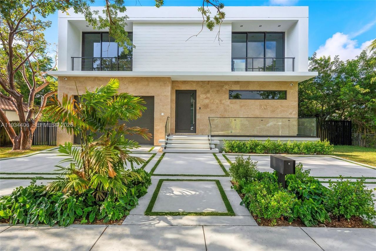 2096 Alamanda Dr, North Miami, FL 33181 Photo